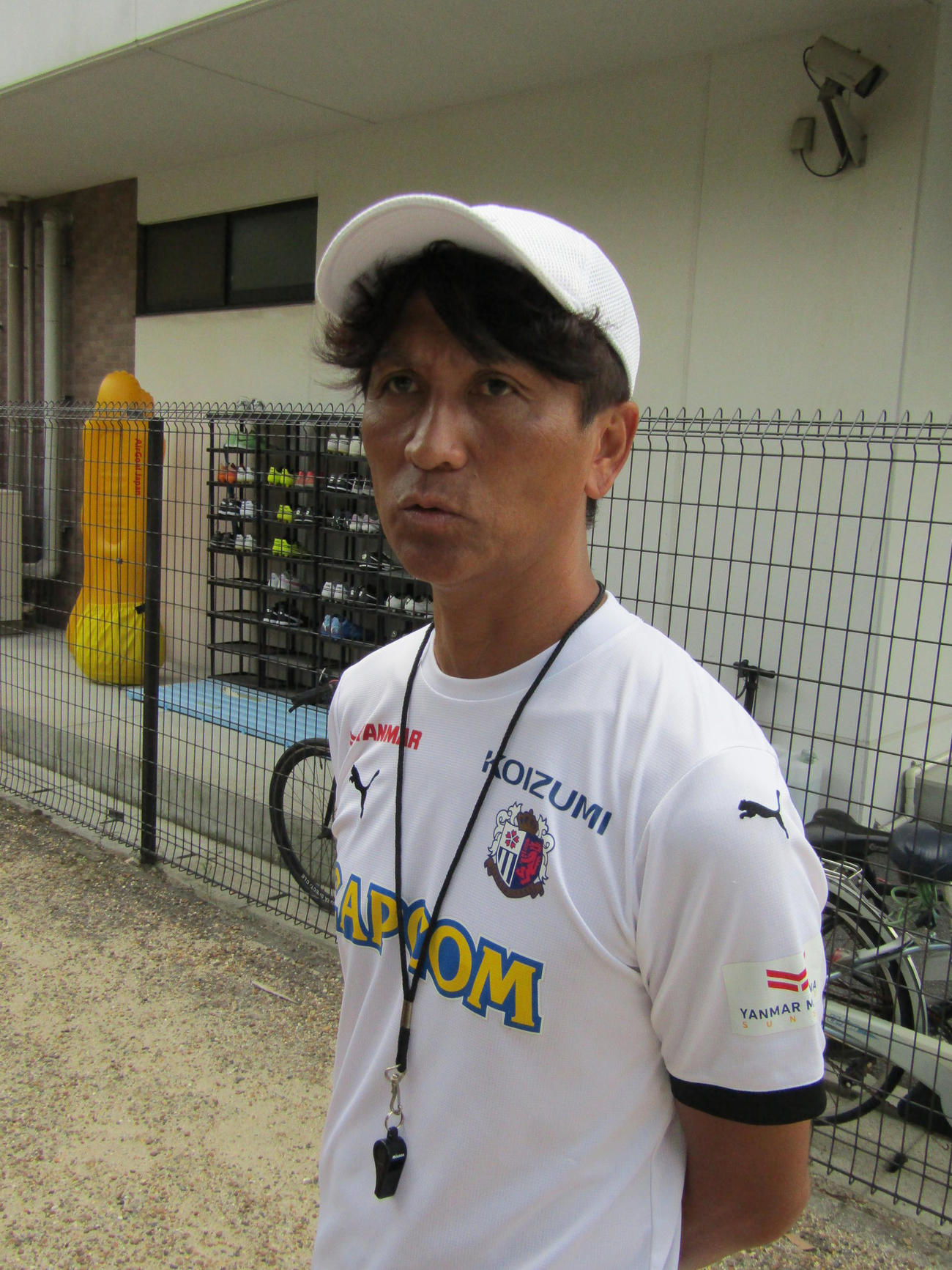 取材に応じるC大阪小菊監督