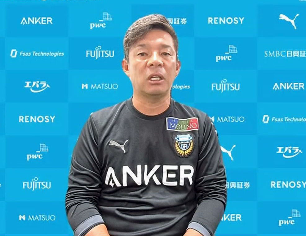 オンライン取材に応じるJ1川崎の鬼木達監督（共同）