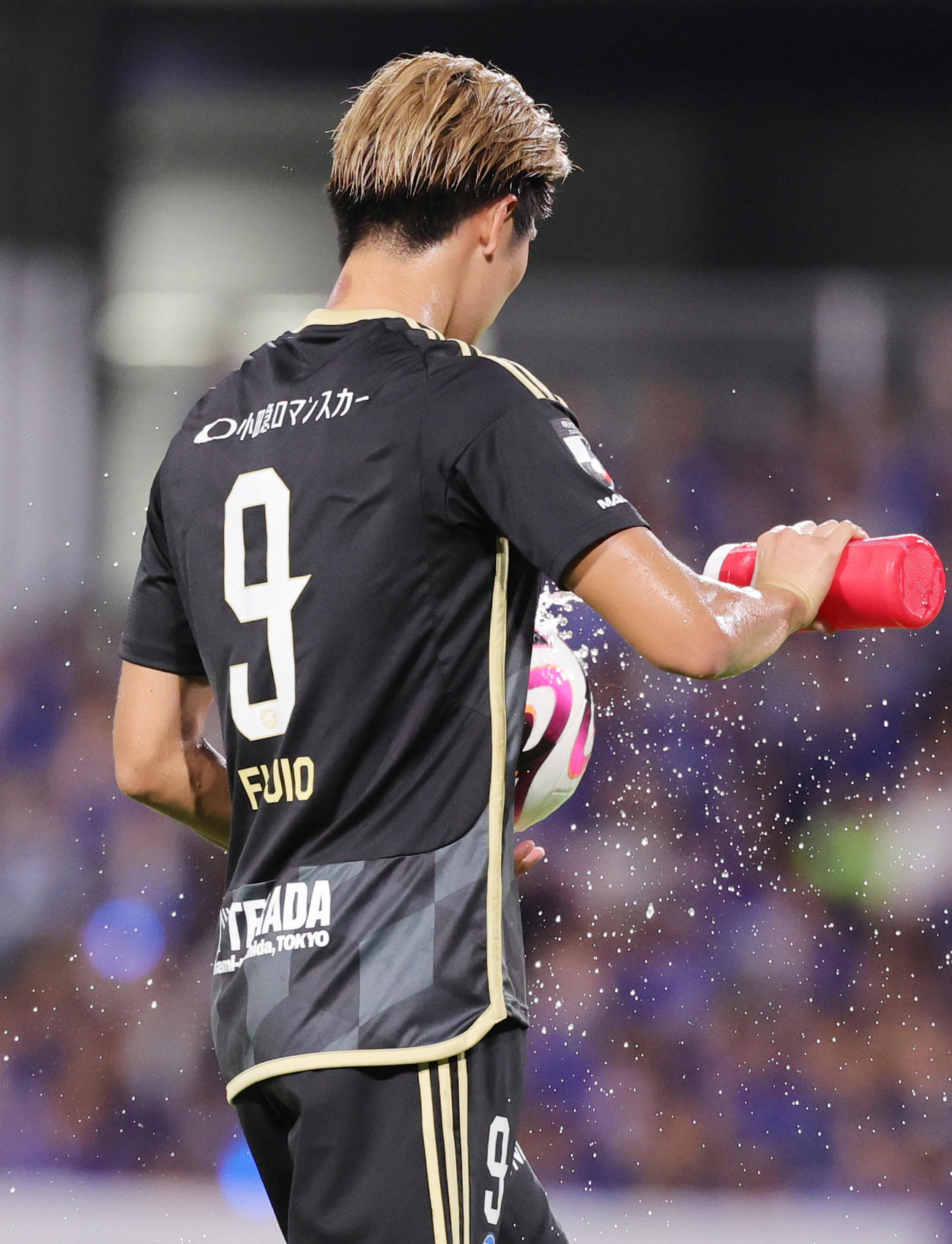 2024年8月17日、磐田戦の後半、PKを蹴る前にボールに水をかける町田藤尾