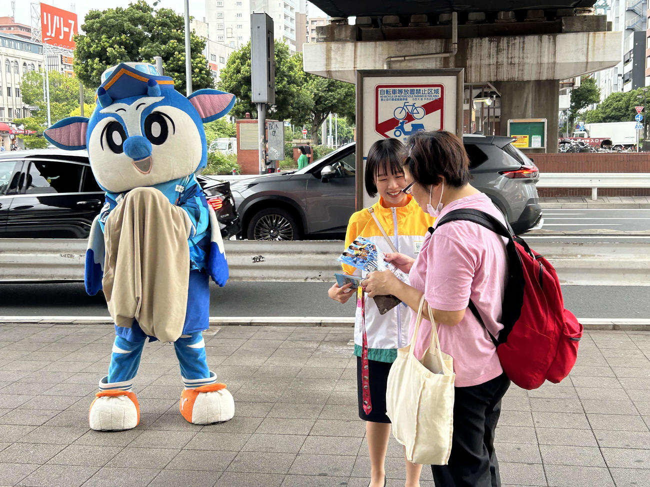 YS横浜の試合告知のチラシを手渡しする女性メンバーとハマピィ