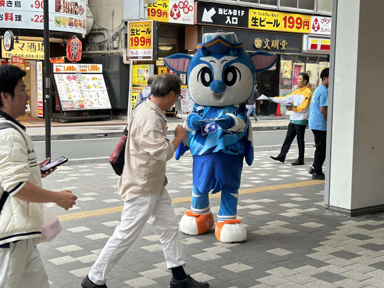 通行人にアプローチをかけるYS横浜のマスコット「ハマピィ」