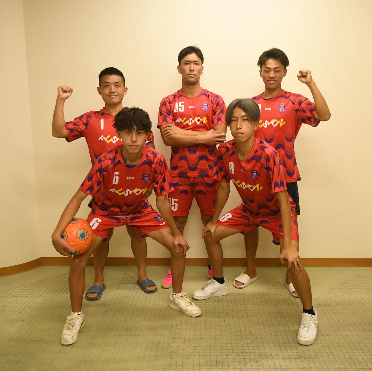 全日本大会に臨むFUSIONのメンバー。前列左から小林悠、小林碧、後列左から永倉、佐藤、藤本
