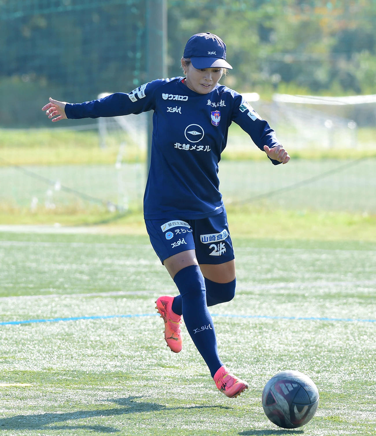 パスを出す新潟レディース川澄
