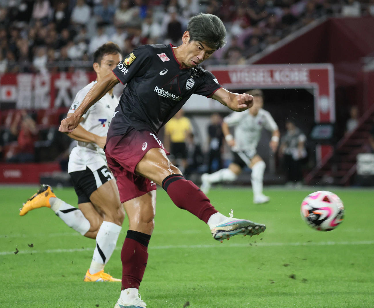 神戸対東京　前半、シュートを放つ神戸大迫勇也（撮影・宮崎幸一）