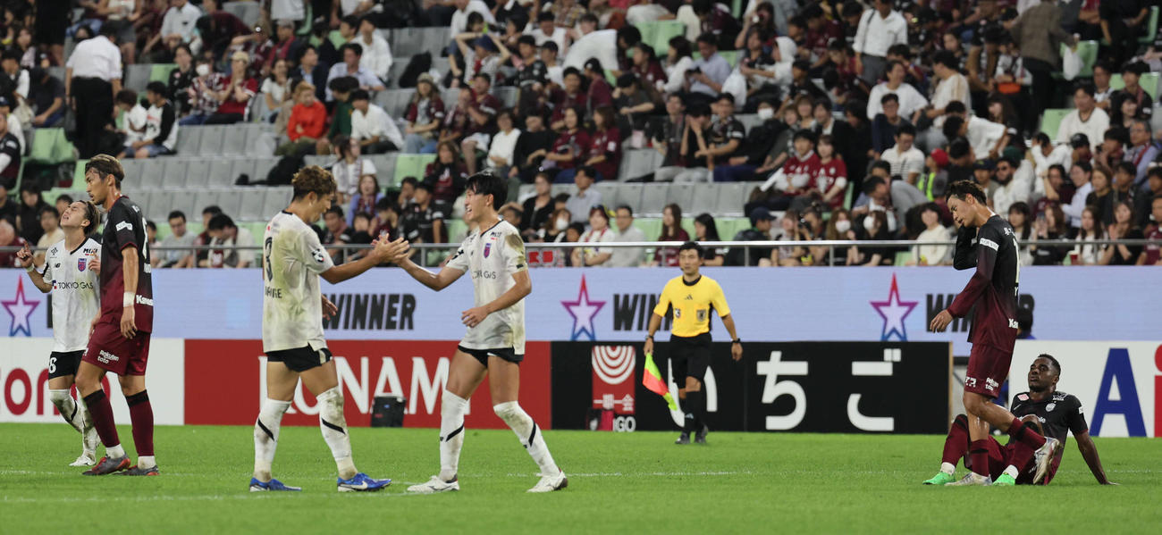 神戸対東京　勝利を祝う東京イレブンと落胆する神戸イレブン（撮影・宮崎幸一）