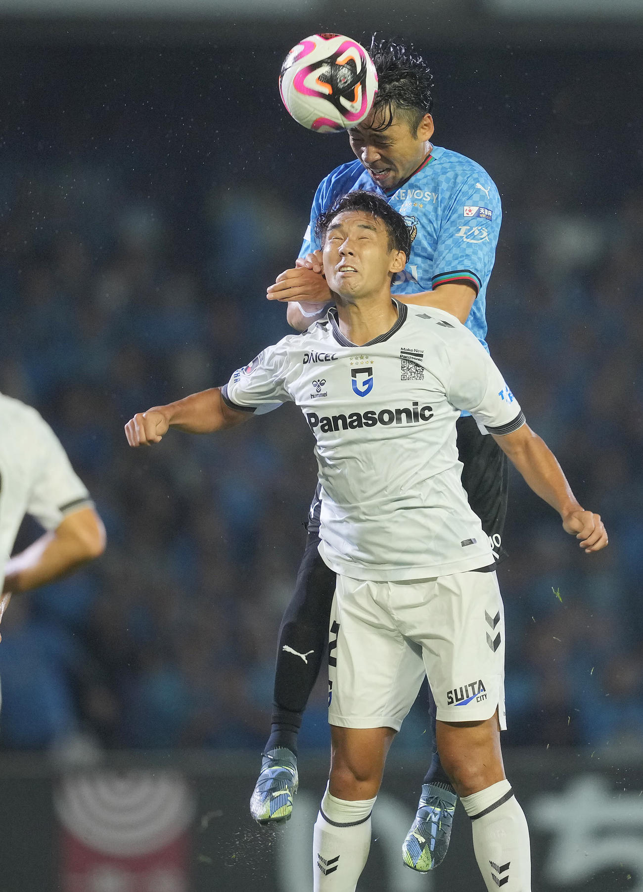 川崎F対G大阪　後半、ヘディングでゴールを決める川崎F小林（上）（撮影・垰建太）