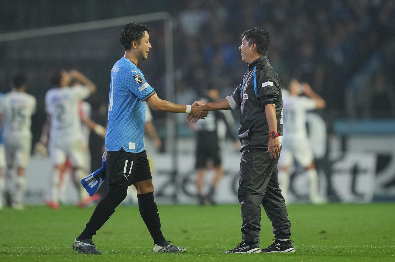 川崎F対G大阪　試合後、ゴールを決めた川崎F小林（左）は鬼木監督と笑顔で握手を交わす（撮影・垰建太）
