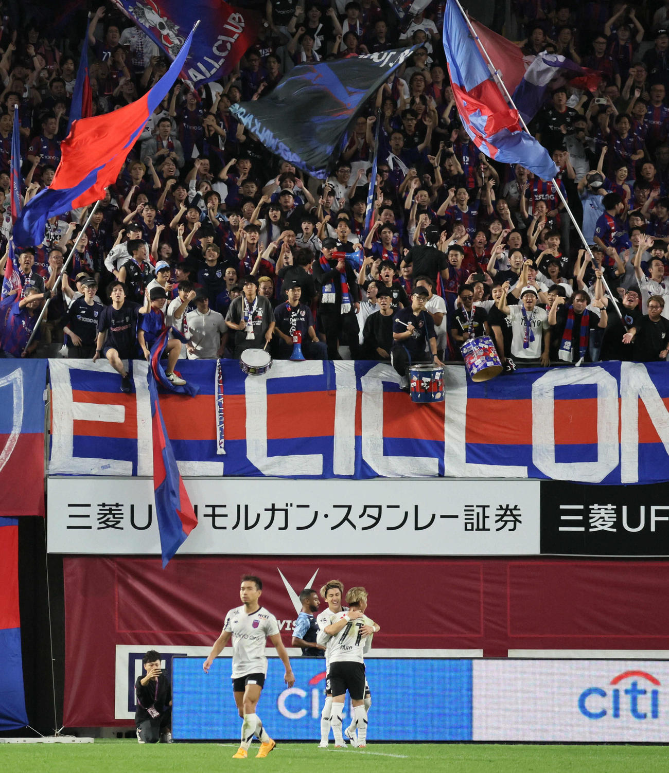 神戸対東京　後半、ゴールを決めた東京安斎颯馬（中央）（撮影・宮崎幸一）