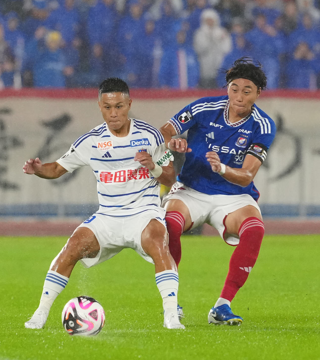 横浜対新潟　前半、競り合う横浜松原（右）と新潟小野（撮影・江口和貴）