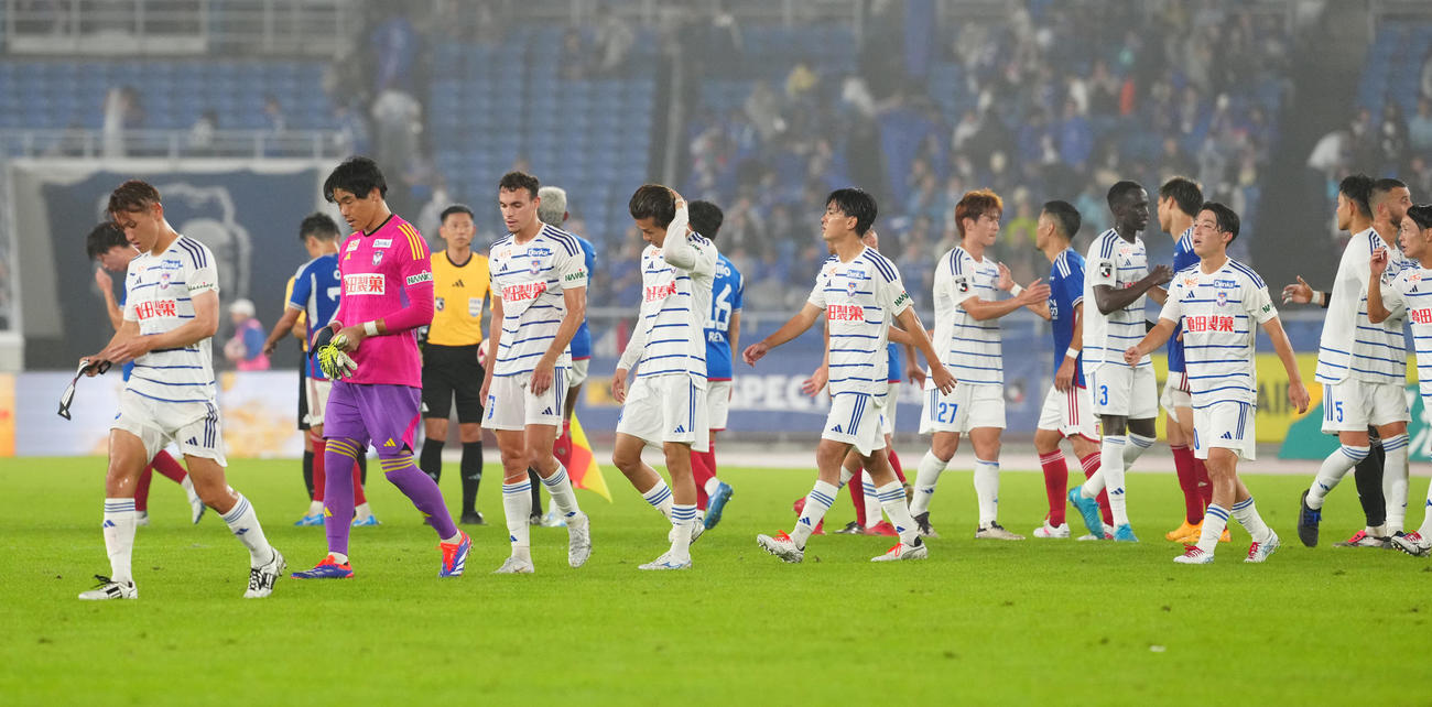 横浜対新潟　試合後、スコアレスドローとなり厳しい表情を見せる新潟の選手たち（撮影・江口和貴）