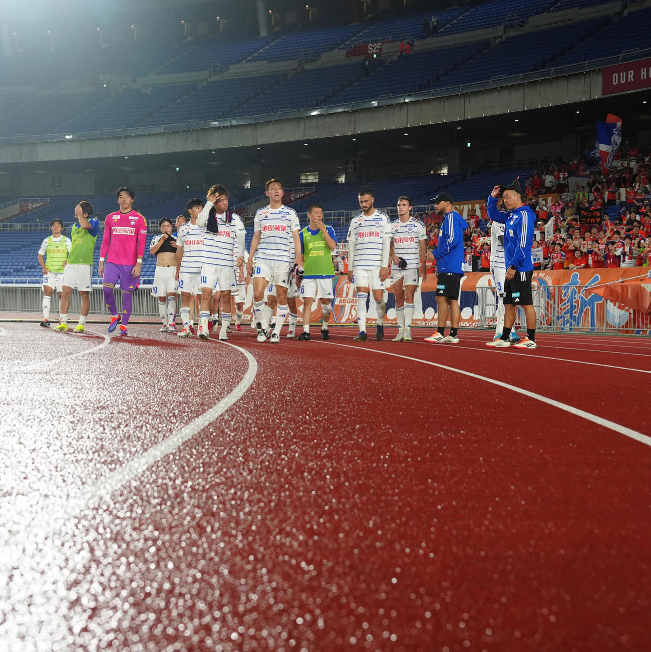 横浜対新潟　試合後、サポーターにあいさつし引き揚げる新潟の選手たち（撮影・江口和貴）