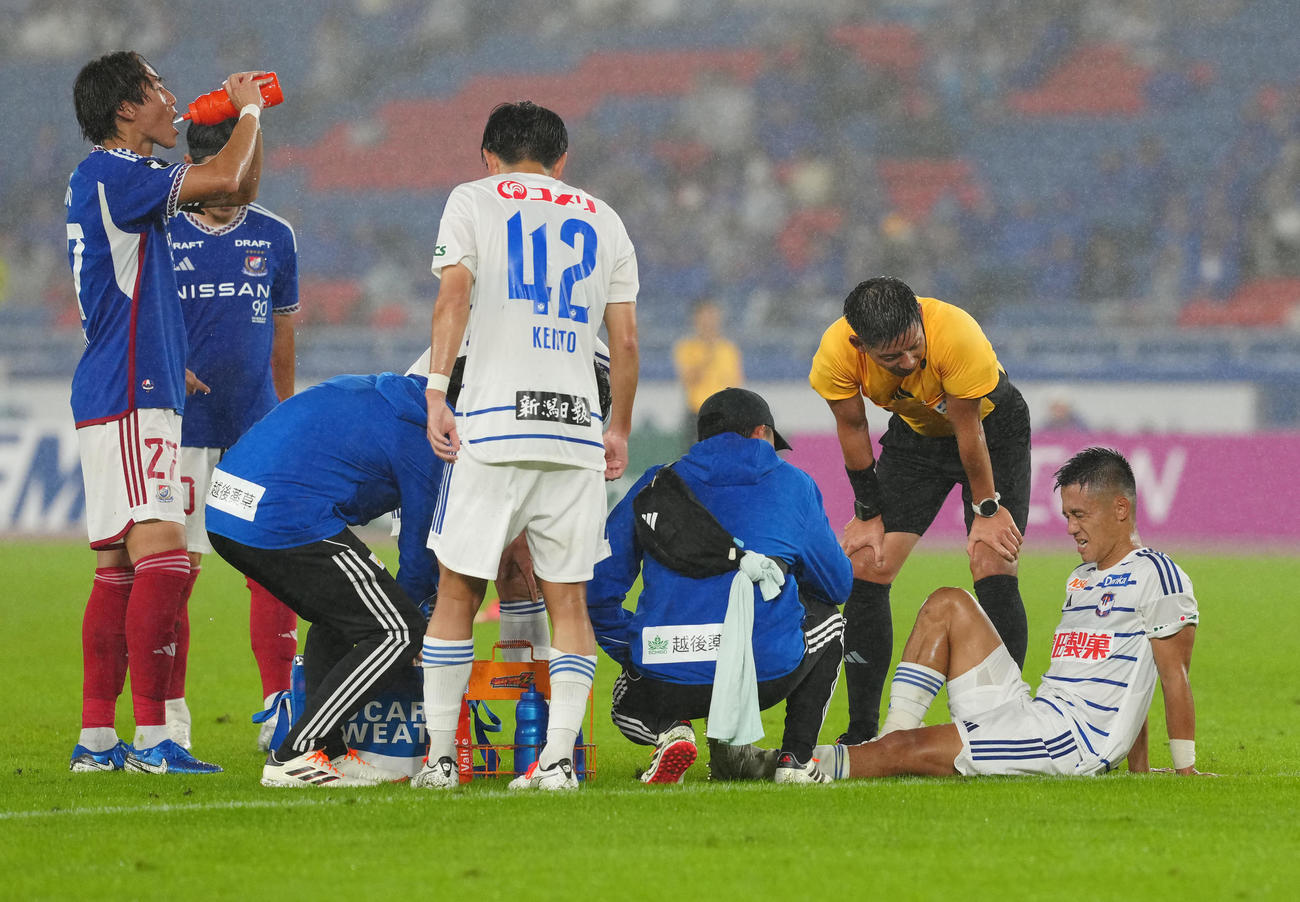 横浜対新潟　前半、負傷した新潟小野（右端）（撮影・江口和貴）