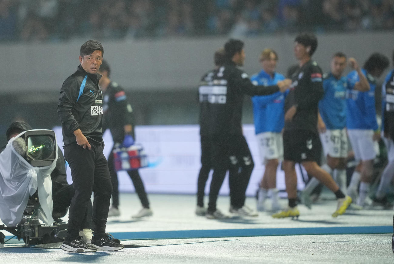 川崎F対G大阪　前半、G大阪に先制を許しさえない表情の川崎F鬼木監督（左）（撮影・垰建太）
