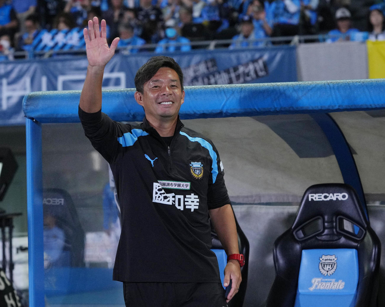 川崎F対G大阪　試合前、自身への横断幕を掲げるサポーターに笑顔で手を振る川崎F鬼木監督（撮影・垰建太）