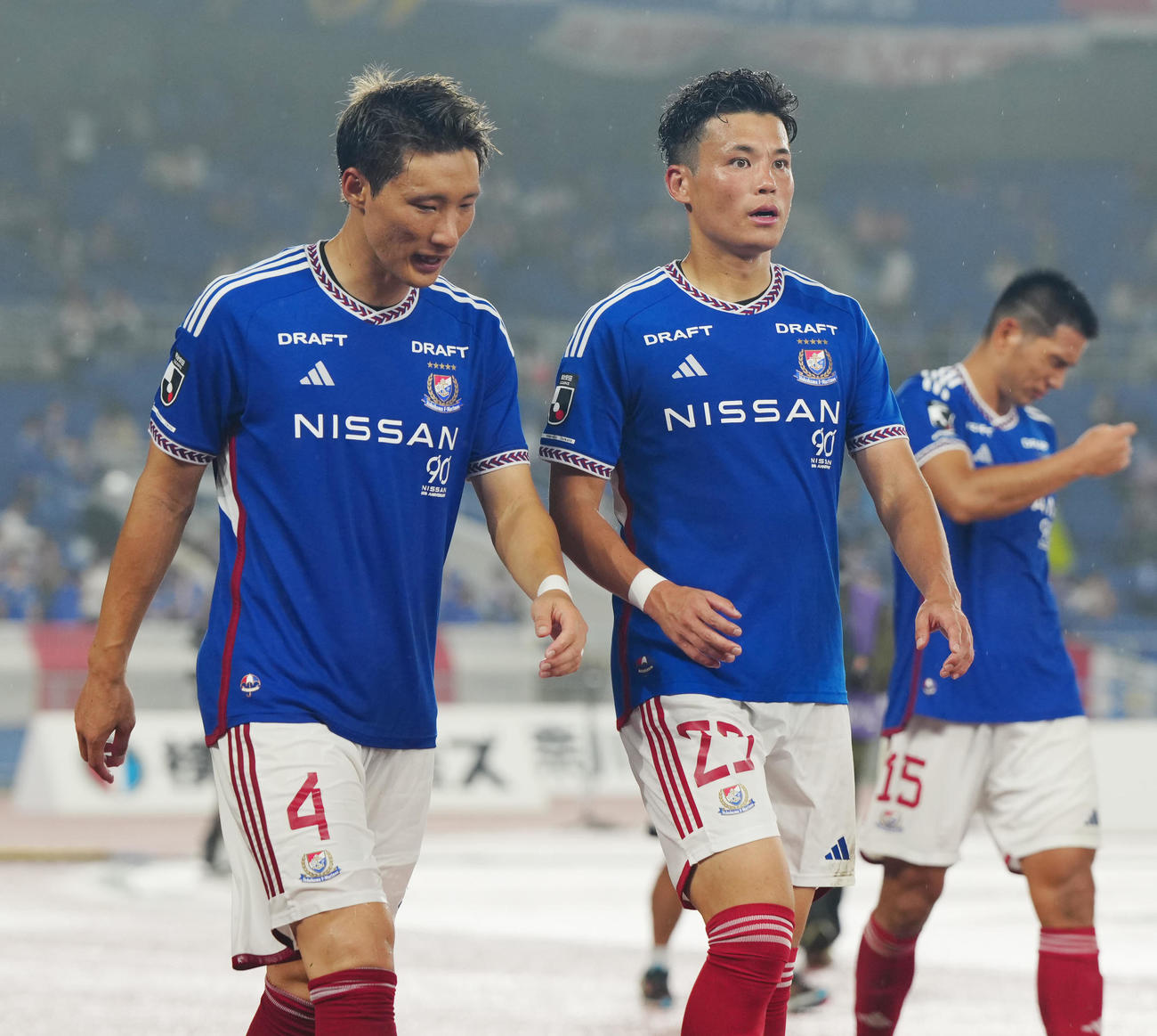 横浜対新潟　試合後、言葉を交わす横浜宮市（右）と畠中（撮影・江口和貴）