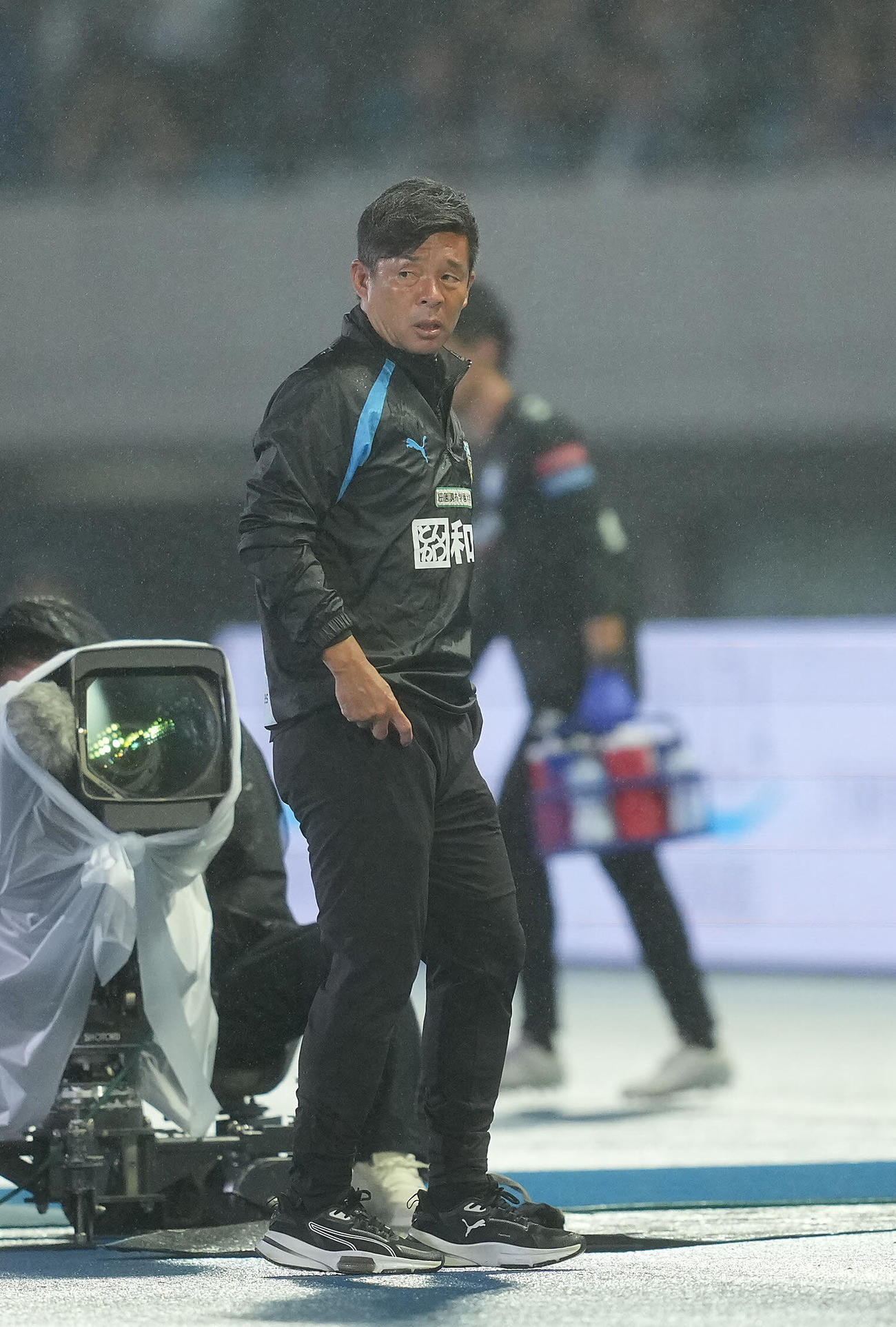 川崎F対G大阪　前半、G大阪に先制を許しさえない表情の川崎F鬼木監督（撮影・垰建太）