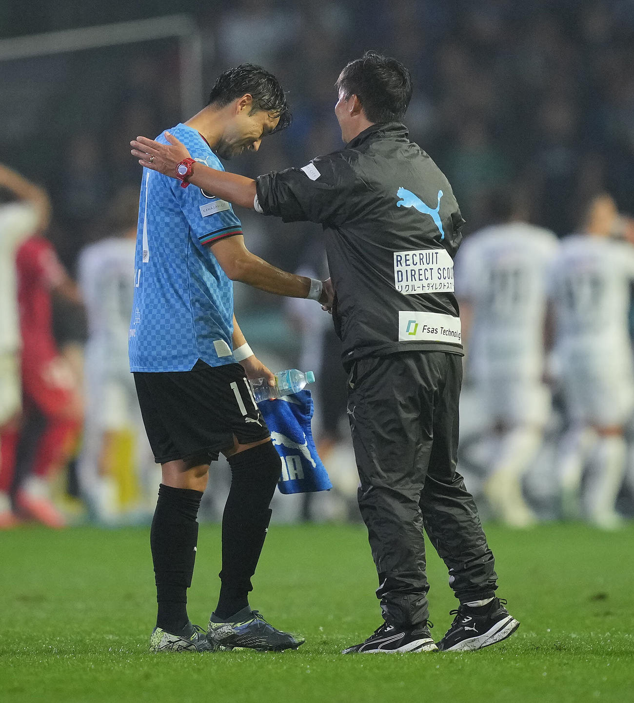 川崎F対G大阪　試合後、ゴールを決めた川崎F小林（左）は鬼木監督のねぎらいを受ける（撮影・垰建太）