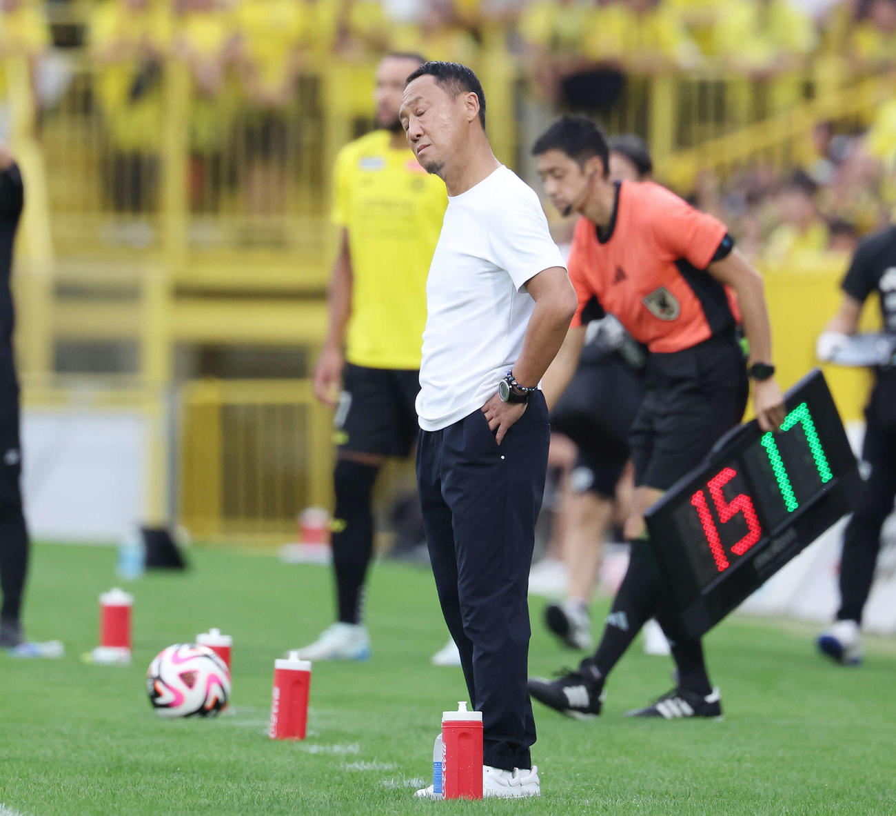 柏対町田　後半、首をかしげる町田黒田監督（撮影・宮地輝）
