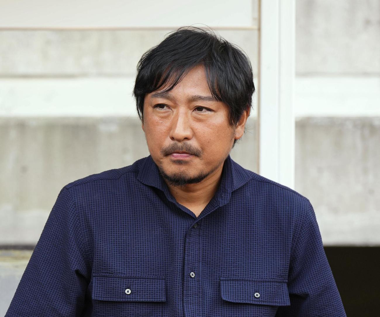 福岡戦に臨む鹿島・中後監督（共同）