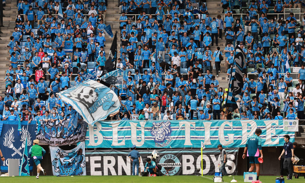 仙台対横浜FC　盛り上がる横浜FCサポーター（撮影・野上伸悟）