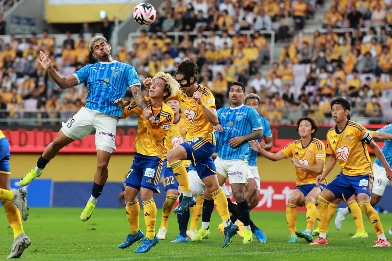 仙台対横浜FC　後半、CKからゴールを狙う横浜FCジョアン・パウロ（撮影・野上伸悟）