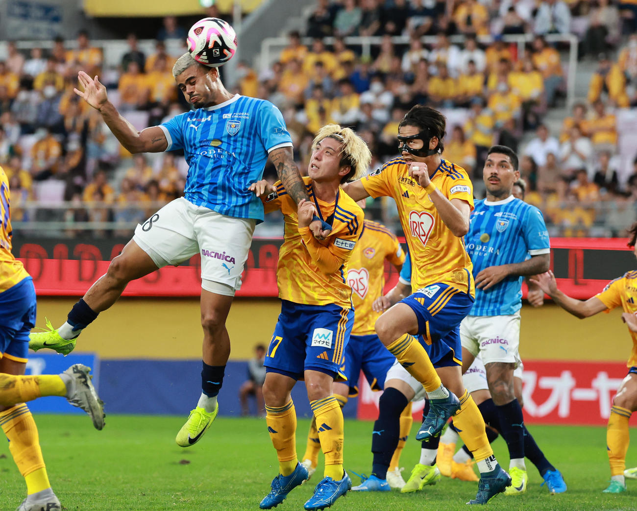 仙台対横浜FC　後半、CKからゴールを狙う横浜FCジョアン・パウロ（撮影・野上伸悟）