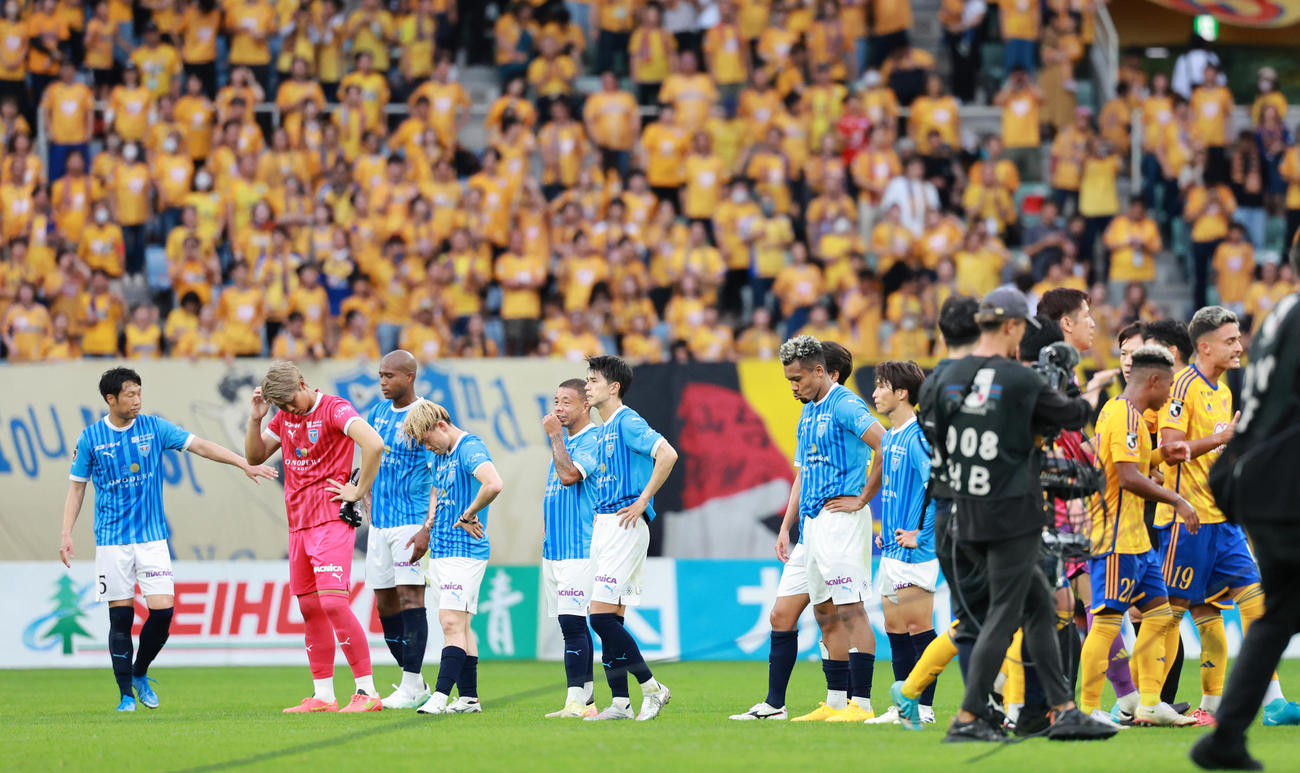 仙台対横浜FC 0－3で敗れ、この日のJ1昇格が決まらずがっくりする横浜FCイレブン（撮影・野上伸悟）