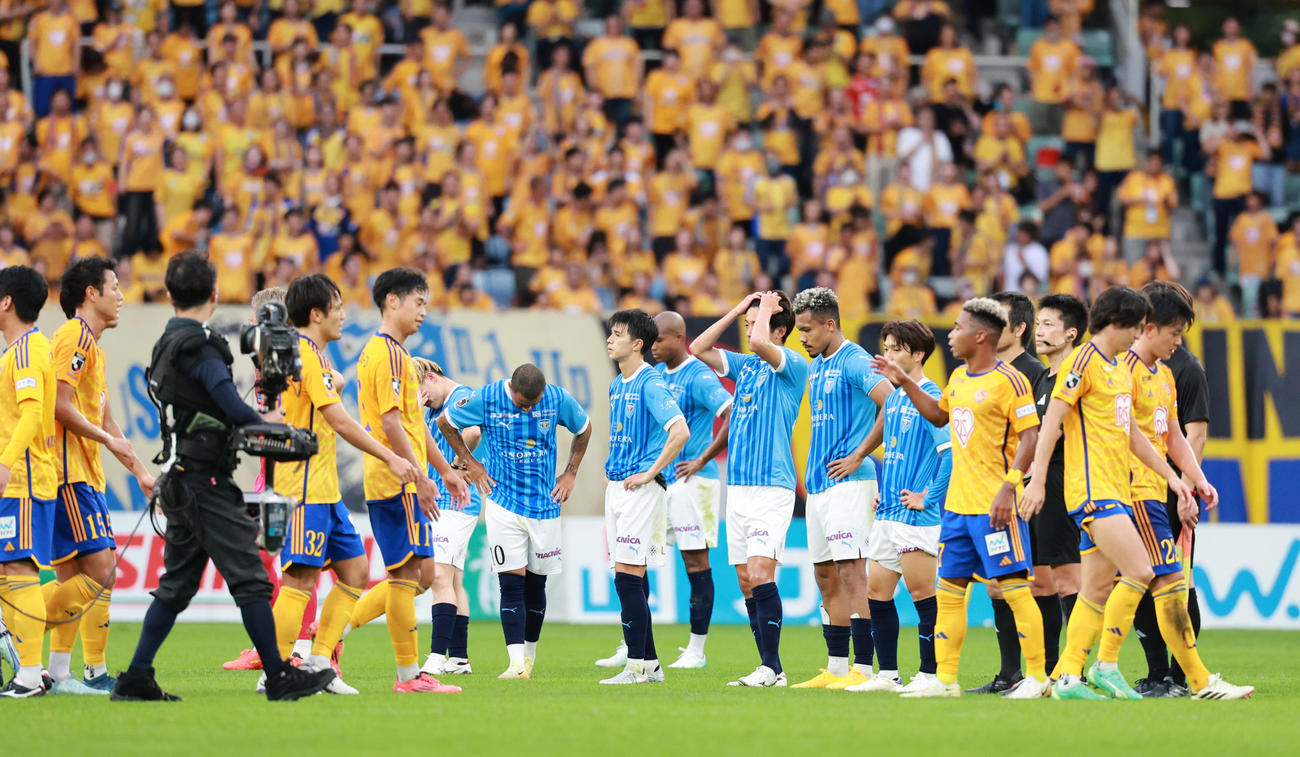 仙台対横浜FC 0－3で敗れ、この日のJ1昇格が決まらずがっくりする横浜FCイレブン（撮影・野上伸悟）