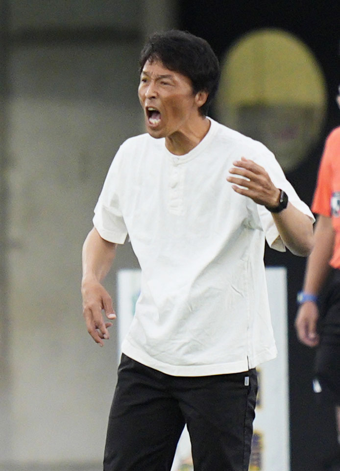 湘南対広島　前半、指示を出す湘南山口監督（共同）