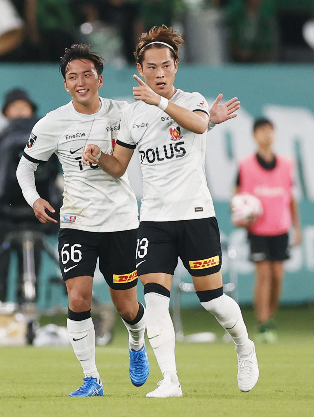 東京V―浦和　前半、先制ゴールを決め、喜ぶ浦和渡辺（右）（共同）