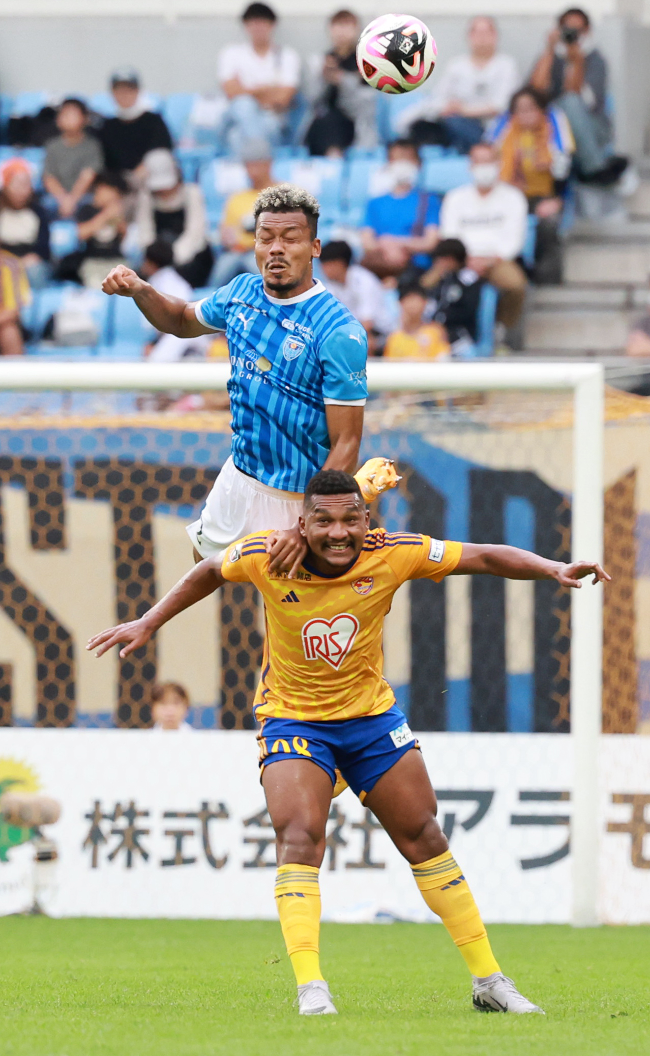 仙台対横浜FC　前半、競りあう横浜FCボニフェイス（上）と仙台エロン（撮影・野上伸悟）
