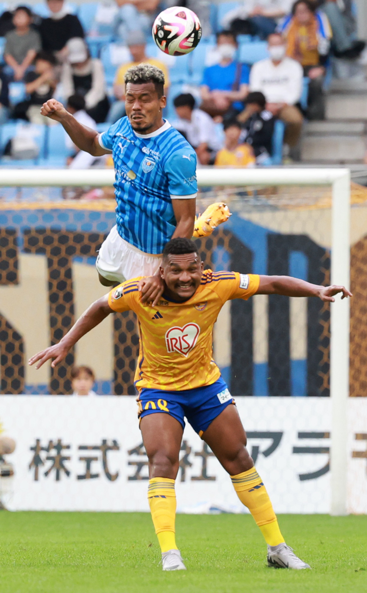 仙台対横浜FC　前半、競りあう横浜FCボニフェイス（上）と仙台エロン（撮影・野上伸悟）