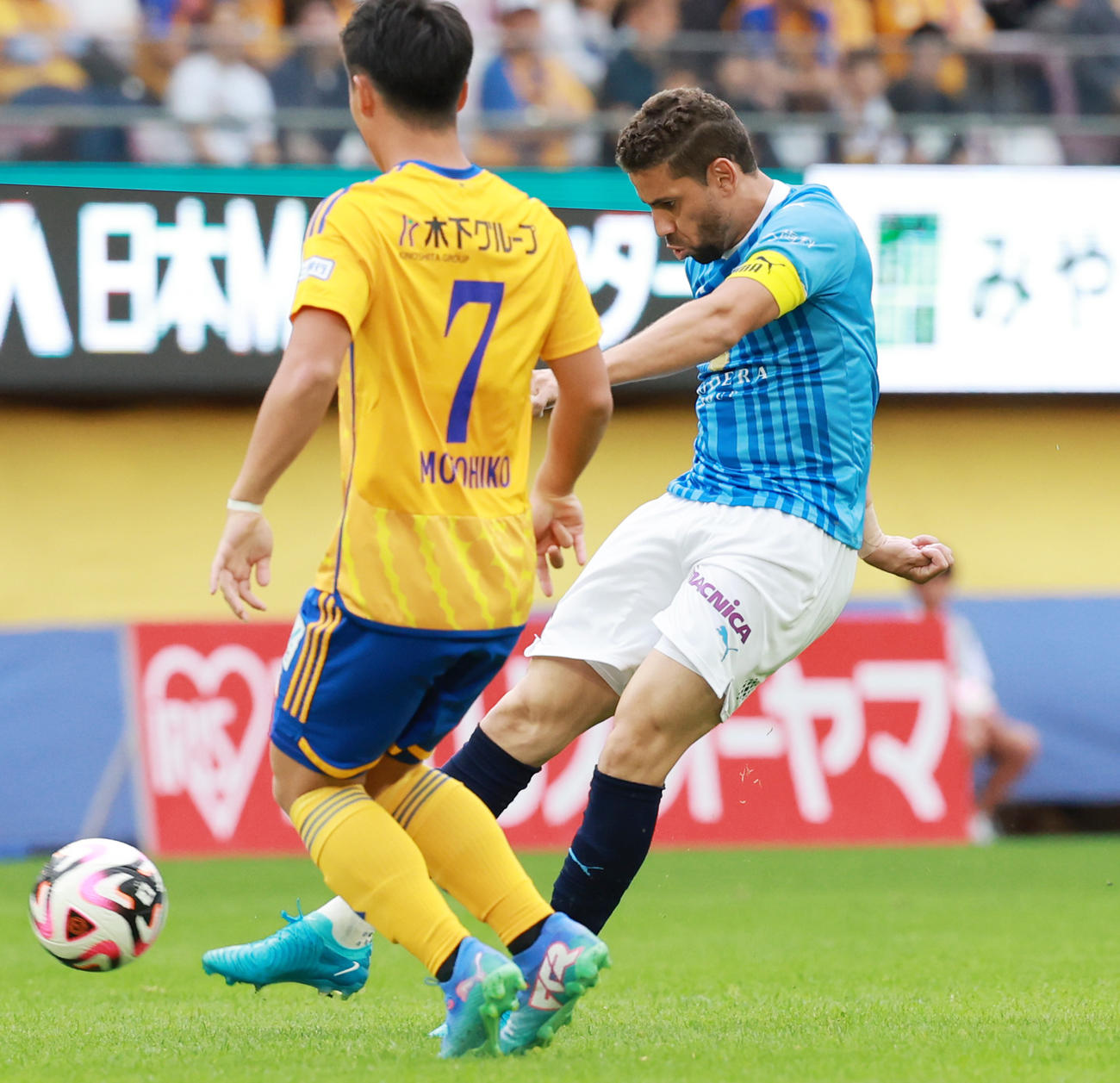 仙台対横浜FC　前半、シュートを放つ横浜FCガブリエウ（撮影・野上伸悟）