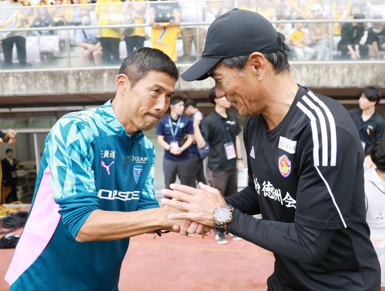 仙台対横浜FC　あいさつを交わす横浜FC四方田監督（左）と仙台森山監督（撮影・野上伸悟）