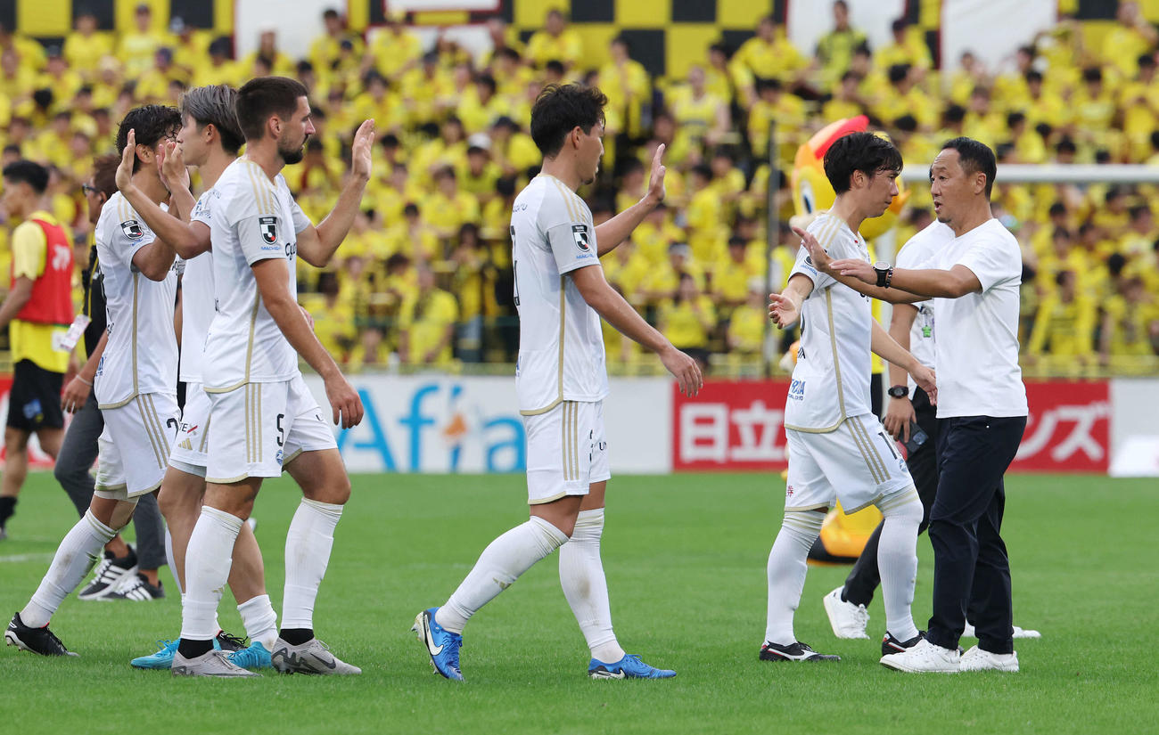 柏対町田　試合後、選手たちを出迎える町田黒田監督（右）（撮影・宮地輝）