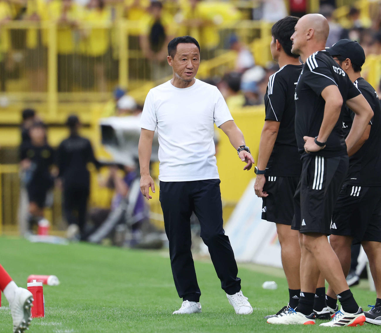 柏対町田　引き分けに終わり厳しい表情の町田黒田監督（撮影・宮地輝）