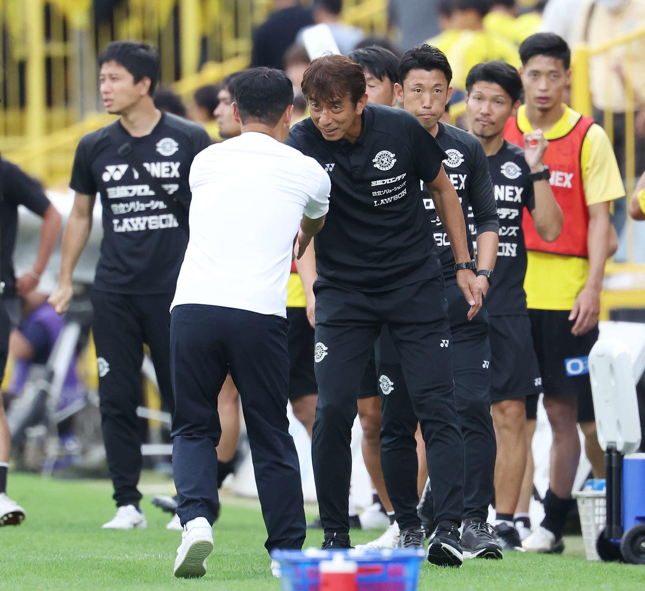 柏対町田　試合後、町田黒田監督（手前）と握手を交わす柏井原監督（撮影・宮地輝）