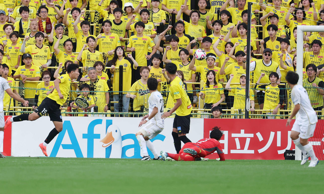 柏対町田　後半、ゴールを決める柏細谷（左）（撮影・宮地輝）