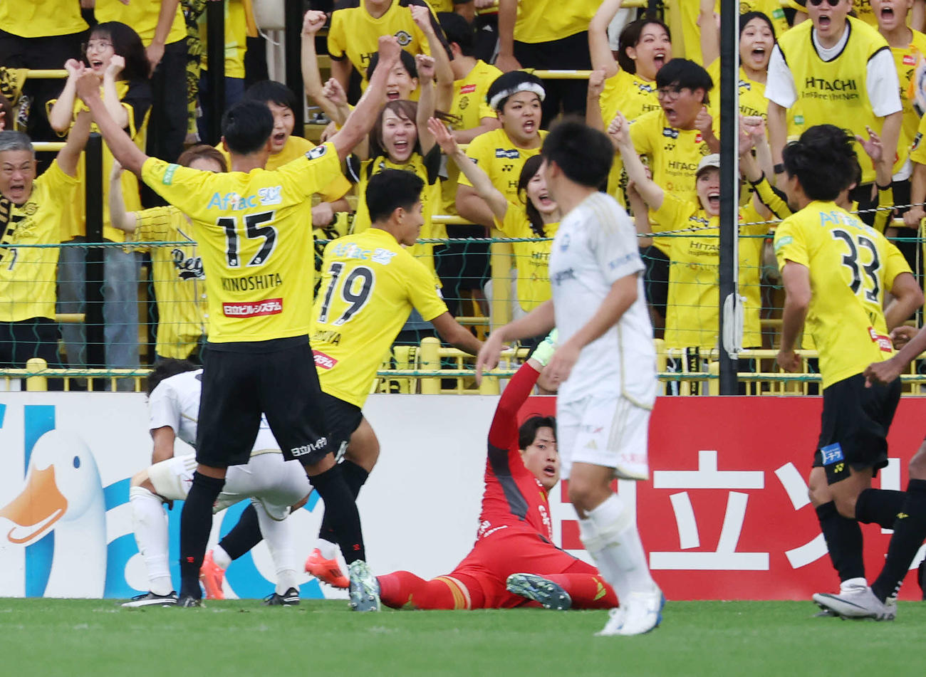 柏対町田　後半、町田GK谷（中央右）からゴールを決めた柏細谷（同左）（撮影・宮地輝）
