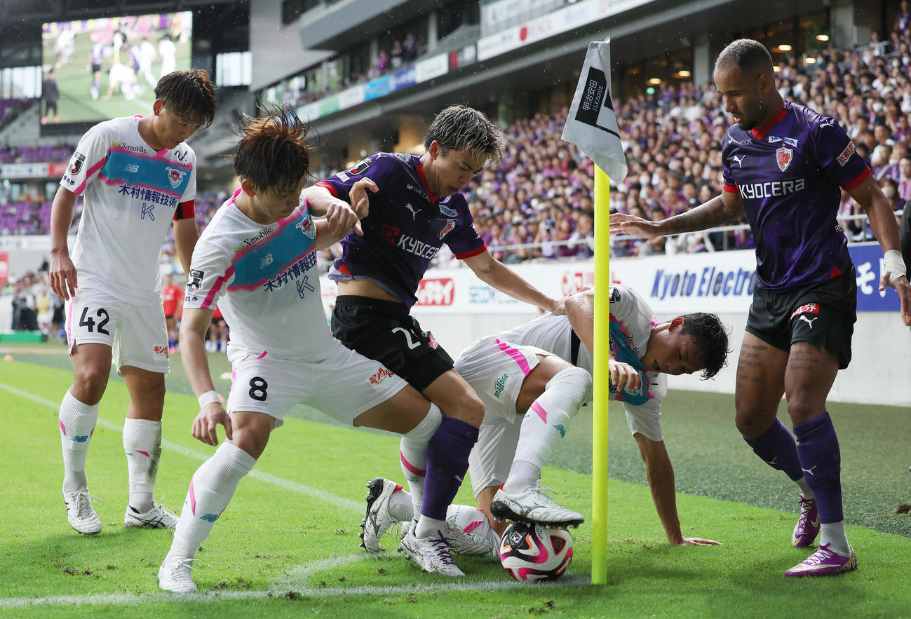 京都対鳥栖　後半、ボールを奪い合う京都宮本（中央）ら両チームの選手たち（撮影・前田充）