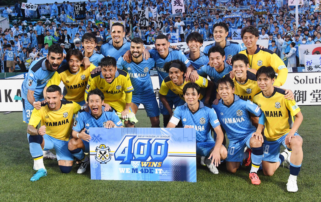 C大阪対磐田　J1通算400勝のボードの前で記念撮影をする磐田イレブン（撮影・前岡正明）