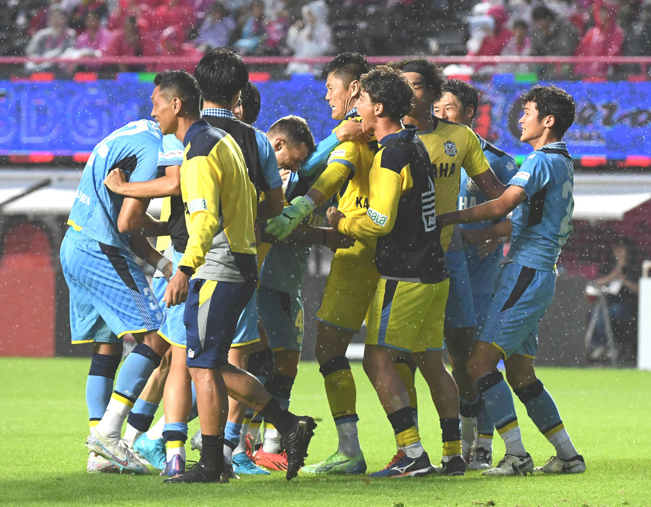 C大阪対磐田　試合終了と同時にPKを止めた川島永嗣（中央）に駆け寄る磐田イレブン（撮影・前岡正明）