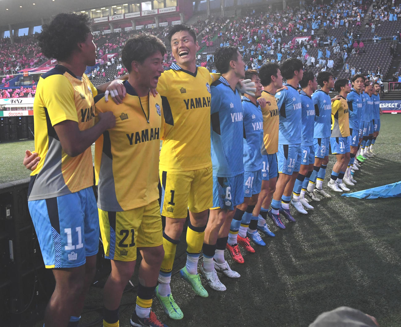 C大阪対磐田　サポーターに勝利の報告をする川島（左から3人目）ら磐田イレブン（撮影・前岡正明）