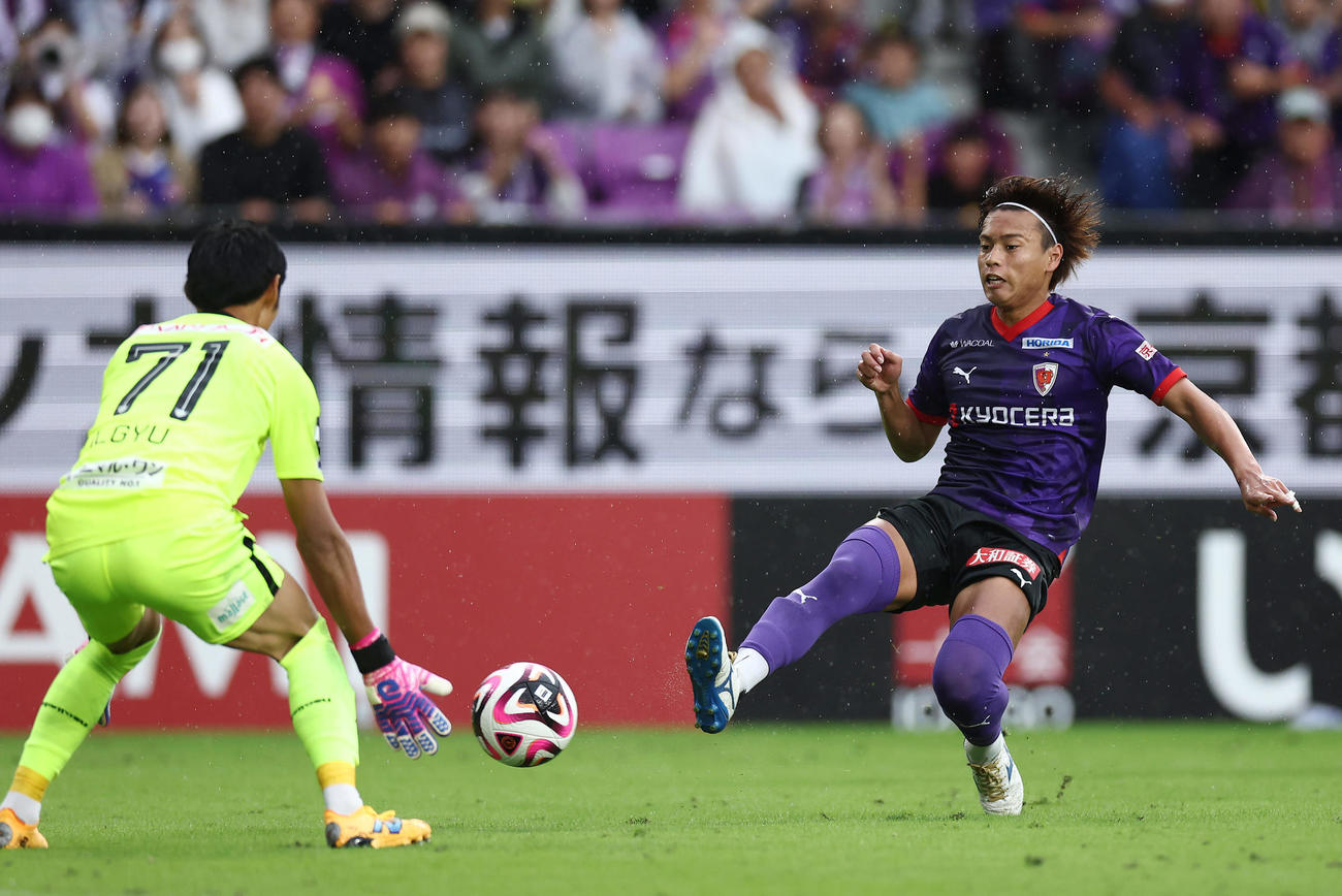 京都対鳥栖　後半、ゴールを決める京都福田（撮影・前田充）