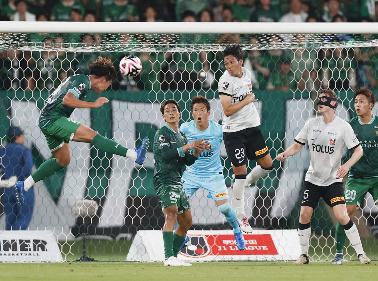 東京V―浦和　後半、ヘディングで自身2点目のゴールを決める東京V・綱島（左端）。GK西川＝味スタ（共同）