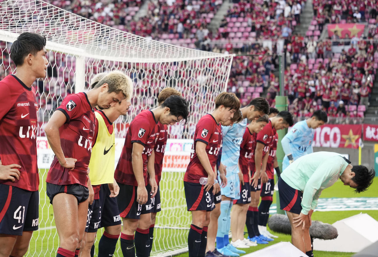 福岡と引き分け、サポーターにあいさつする鈴木（左から2人目）ら鹿島の選手たち（共同）
