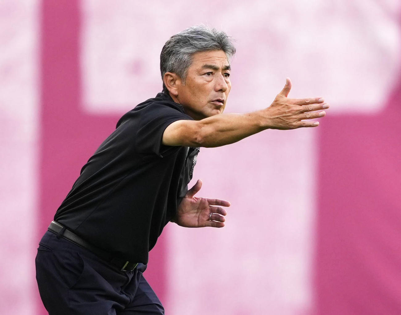 前半、指示を出す福岡長谷部監督（共同）