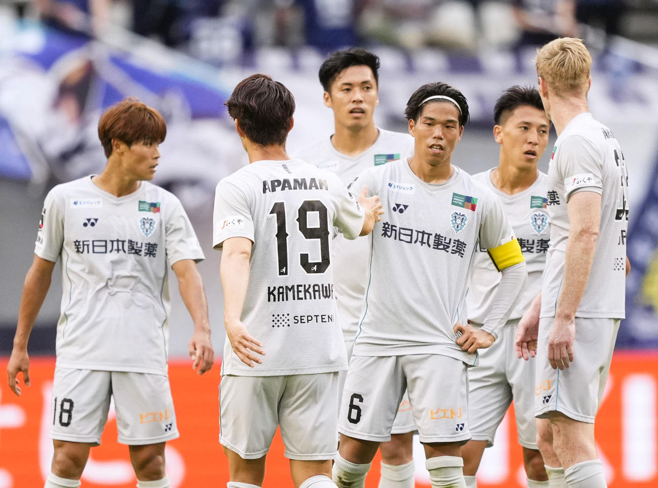 鹿島と引き分け、タッチを交わす福岡イレブン（共同）