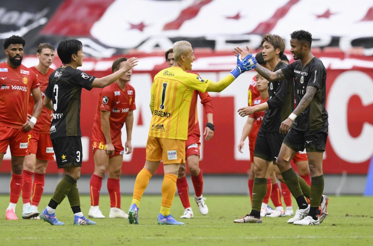 名古屋に勝利しタッチする鈴木（右端）ら札幌イレブン（共同）