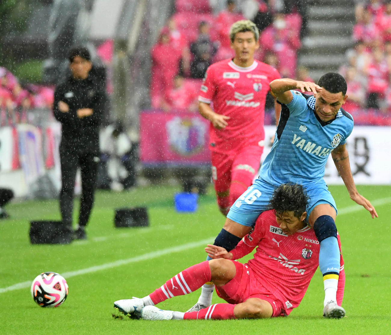 C大阪対磐田　前半、激しくボールを奪い合うC大阪田中（下）と磐田レオ・ゴメス（撮影・前岡正明）